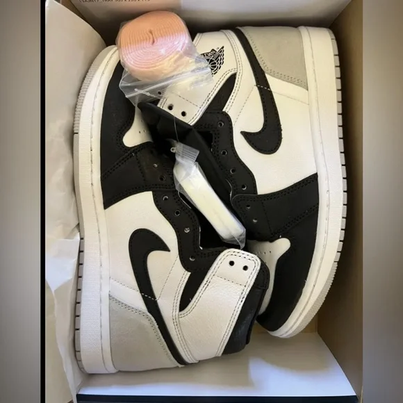 Air Jordan 1 High OG White Black Bleached Coral Stage Haze 555088-108 Size 8 Men - Picture 1 of 5